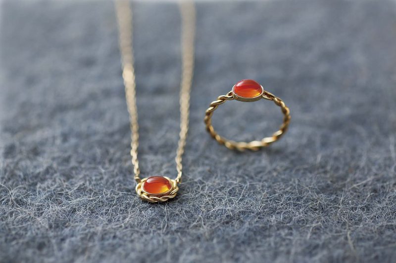 「一途な愛」を意味するガーネット。