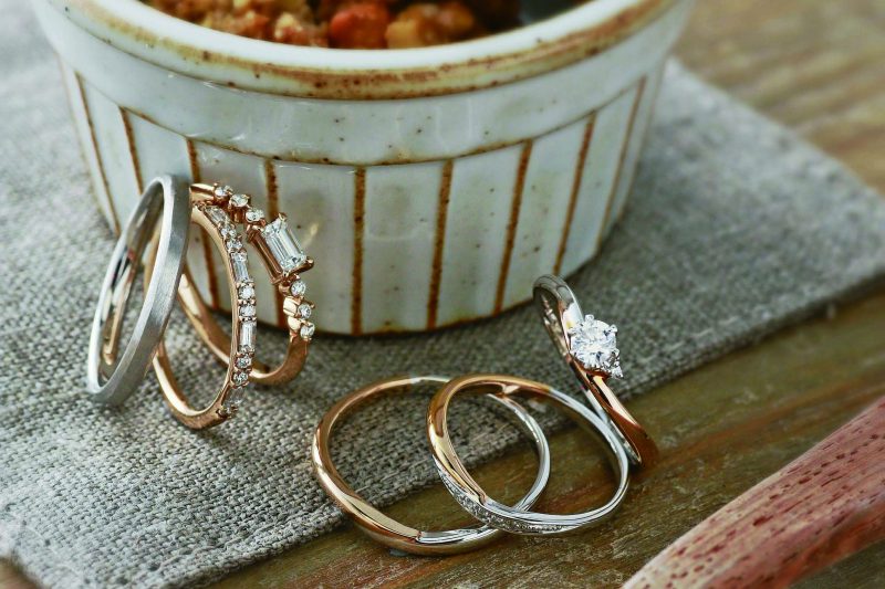 それぞれ気に入った結婚指輪をつける方法。