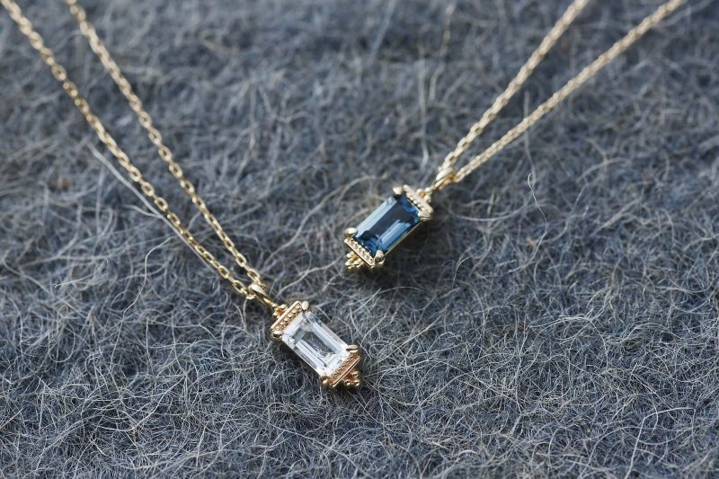 「不変の愛」を意味するサファイヤ。