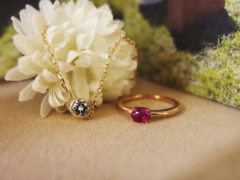 気軽につけられる、肌なじみのよい指輪へ。