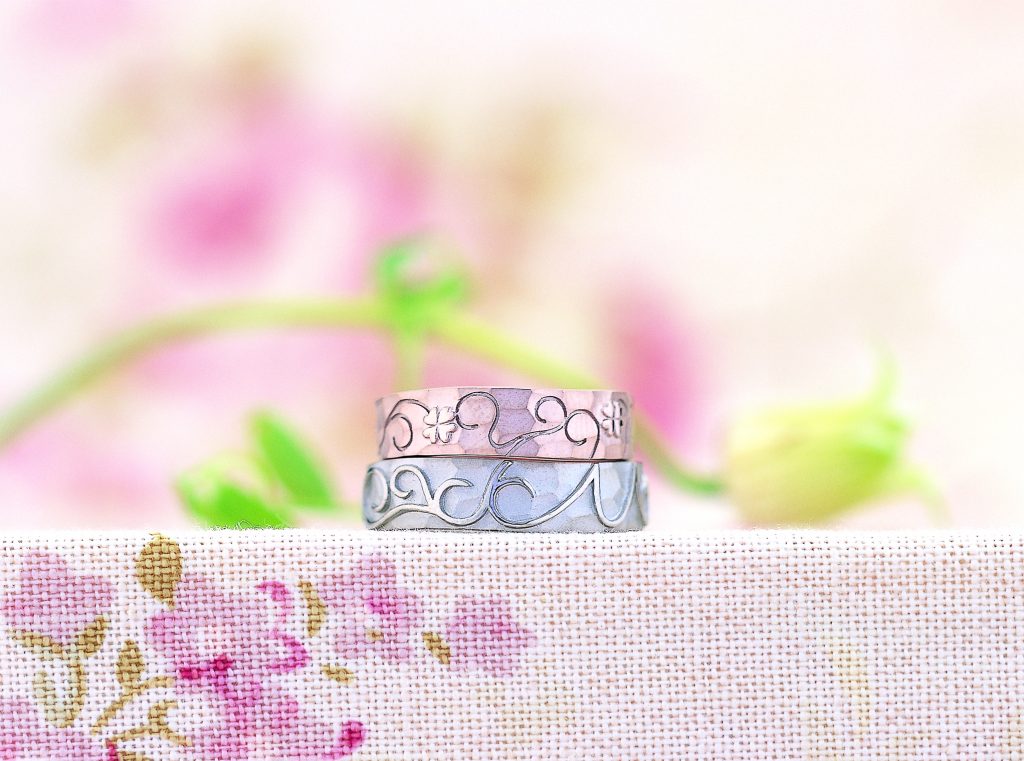 イニシャルモチーフのフルオーダーの結婚指輪
