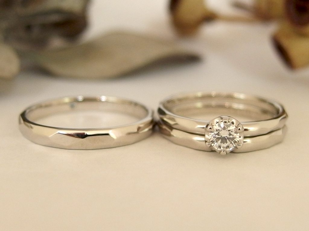 エルドーオリジナルのプラチナで面取り加工の3本セットリング(婚約指輪+ダイヤ/結婚指輪)『メリア』