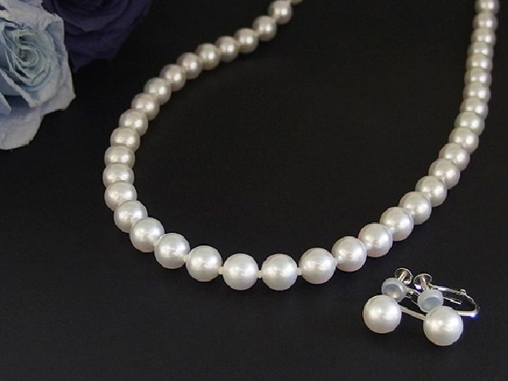 冠婚葬祭には真珠が連なったネックレスを