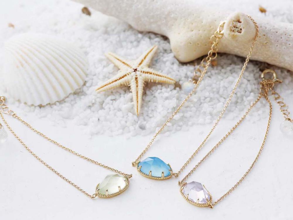 夏は手首を華奢に見せるブレスレット