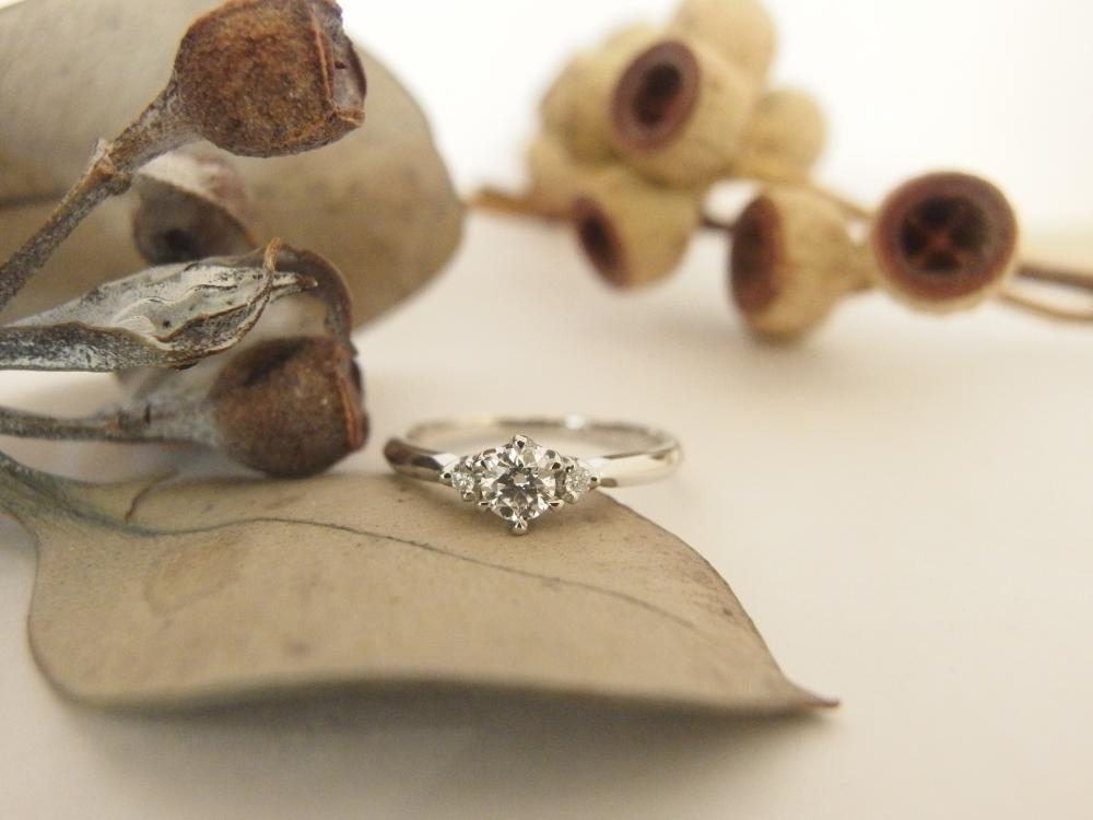 エルドーオリジナルのストレートのプラチナ婚約指輪『エルドラド』