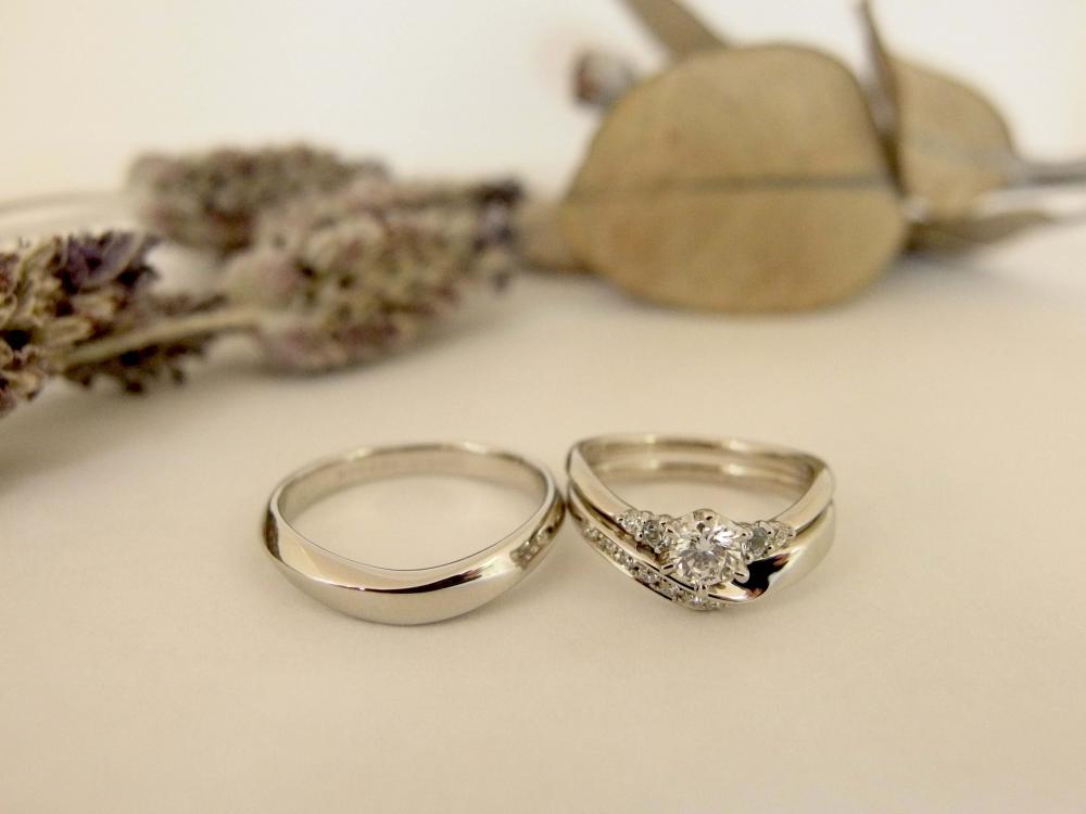 エルドーオリジナルVラインの3本セット（結婚指輪/婚約指輪）『メリア】