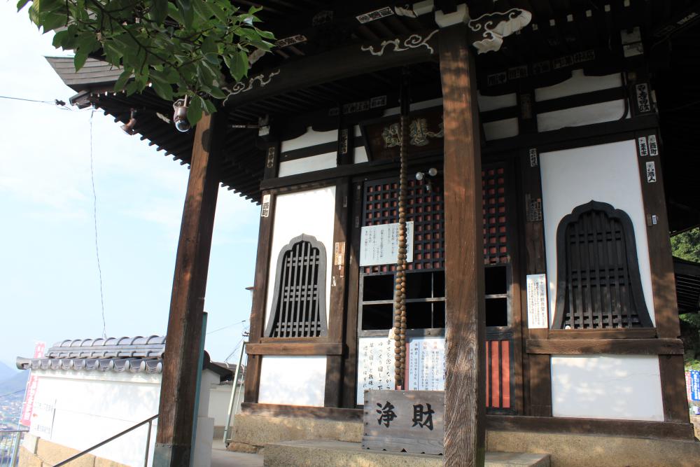 文学の小道をくだると千光寺が現れます。