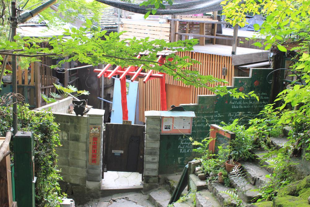 坂道にひっそりある、招き猫美術館