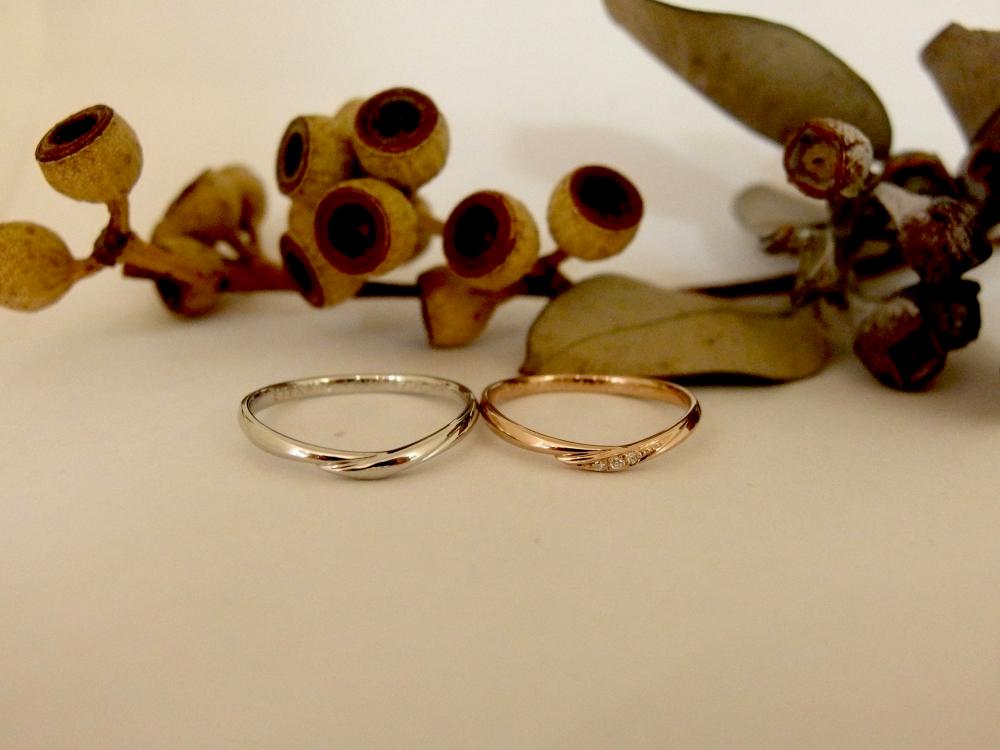 エルドーオリジナルのVラインのマリッジリング『デイジー』