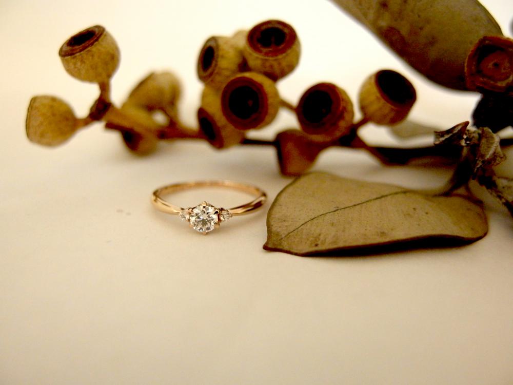 エルドーオリジナルのピンクゴールドの婚約指輪『メリア』