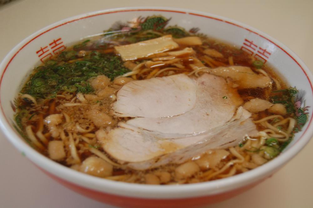 スープの上に背脂が浮かぶ「尾道ラーメン」