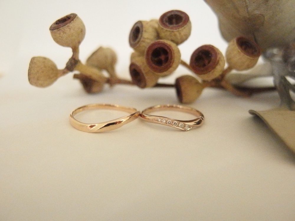 エルドーオリジナル『メリア』とセレクトブランド『ディアレストのK18PGの結婚指輪