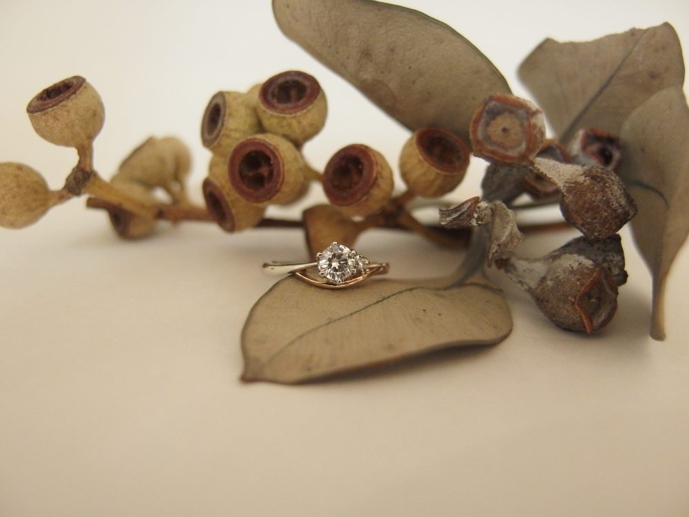 エルドーオリジナルブランドのエンゲージリングプラチナとK18のコンビデザインの『メリア』