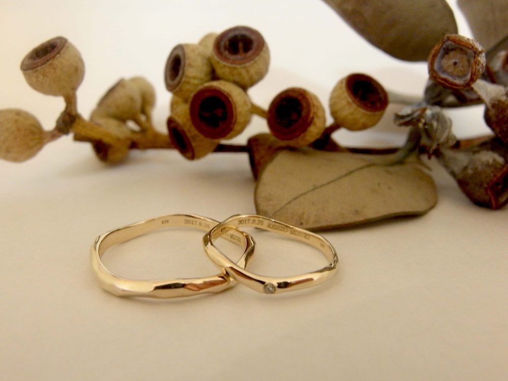 エルドーオリジナルの普段使いが出来る結婚指輪K10『シュシュ』