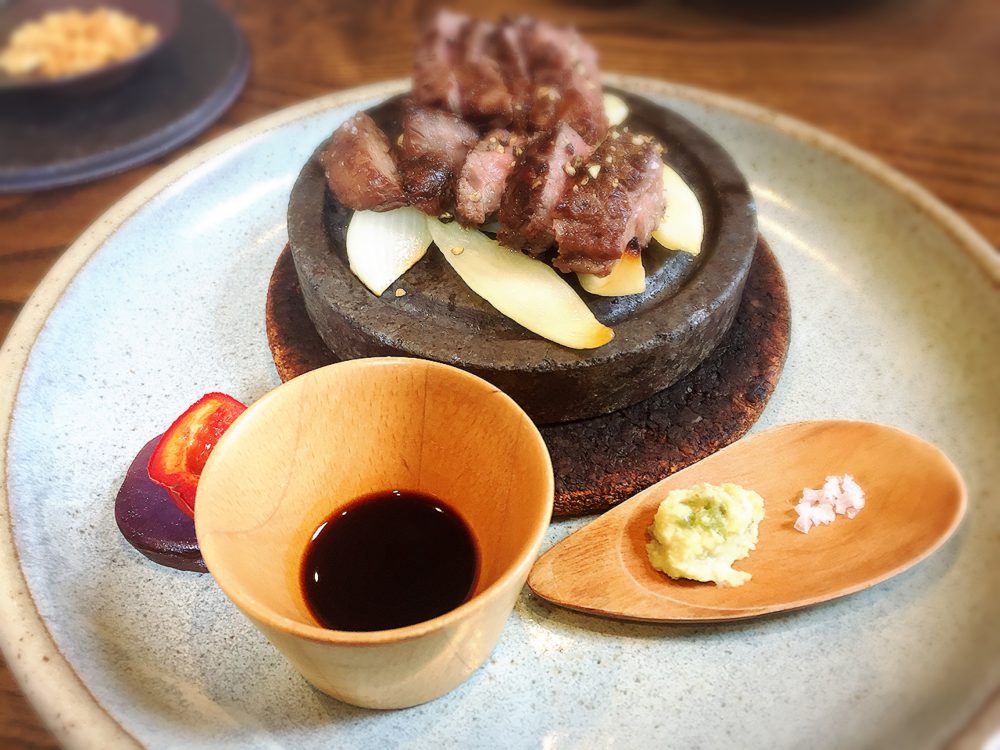 お肉の登場です。 やわらかくておいしかった。ペロッですよ。