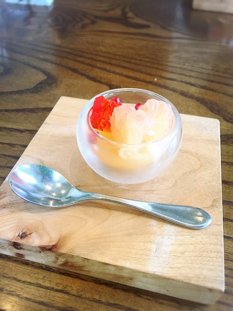 お口直しのフルーツですザクロがころころと混ざってました。