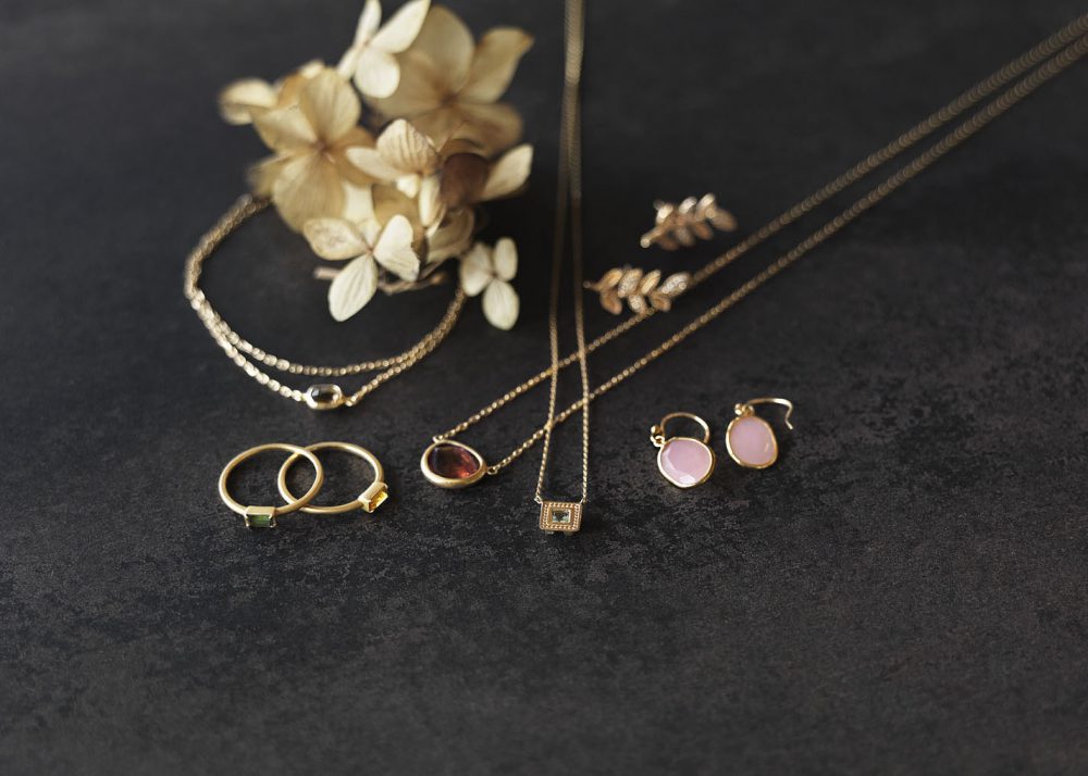 背伸びした大人の女性を醸し出すアクセサリー