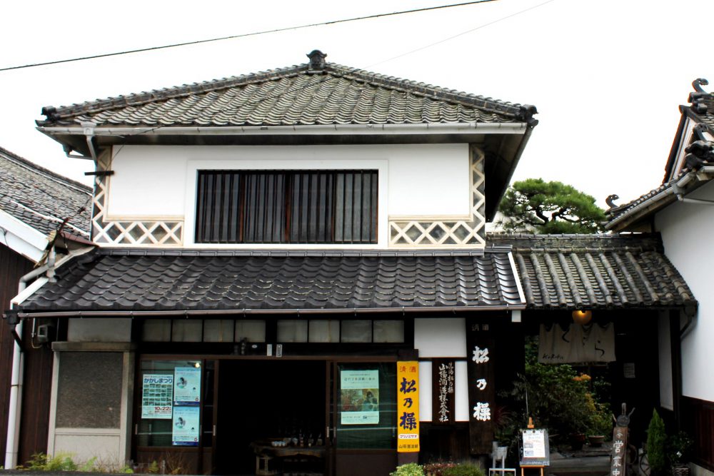 どう見ても酒屋さん…な「カフェくらら」