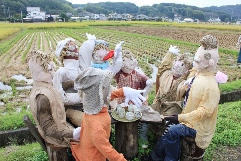 田んぼの中から楽しそうな声が聞こえる？