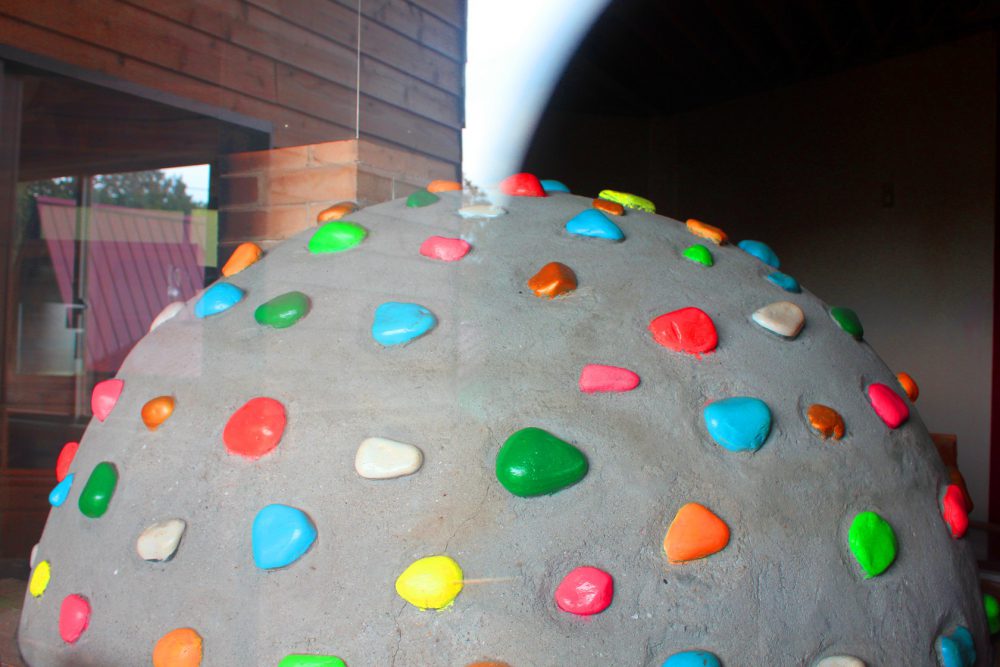 カラフルな石が貼り付いた丸い物体登場