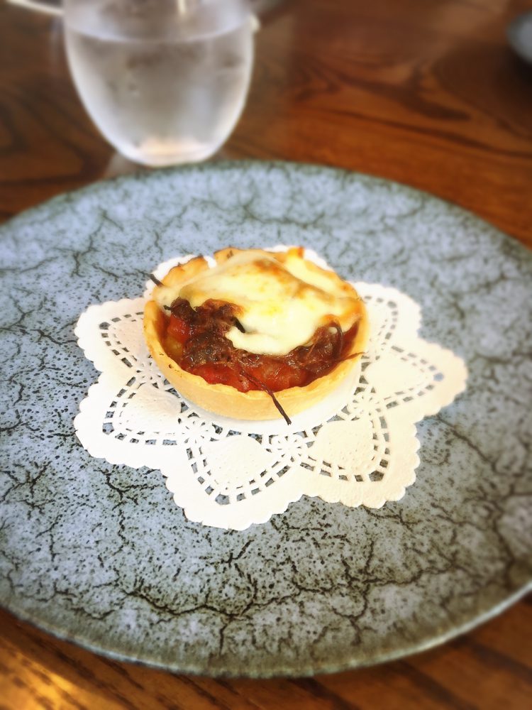 3品目はお肉のタルトでした。あっつあつでした。