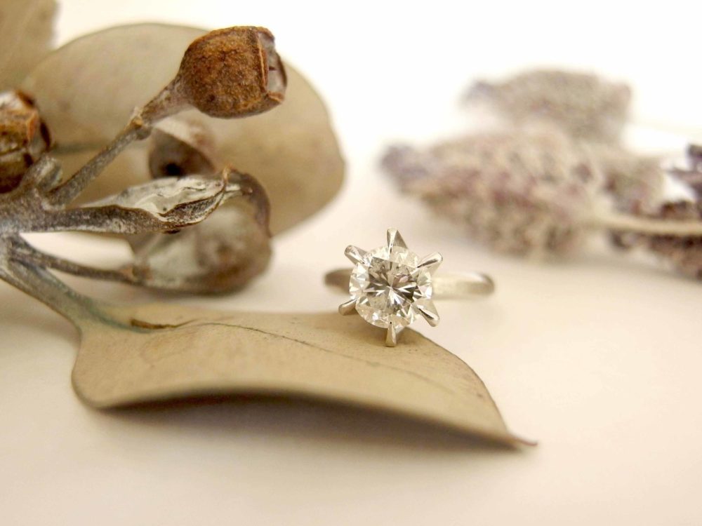 立派なダイヤモンドがついたエンゲージリング