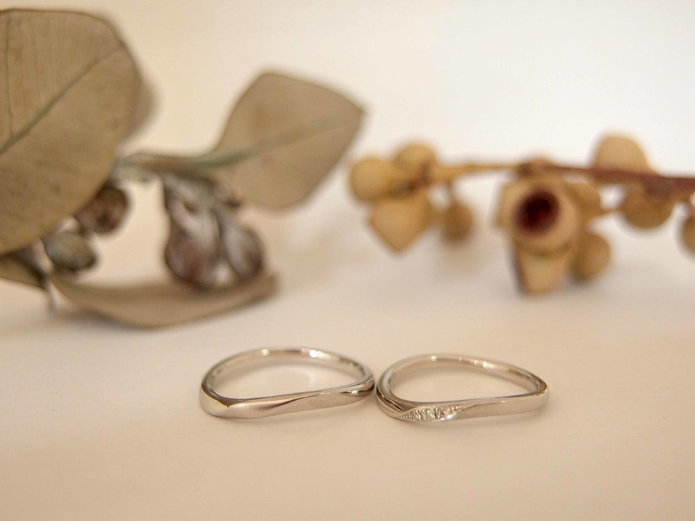 エルドーセレクトブランドのマリッジリングS字ラインの「マリエ,･マリ」