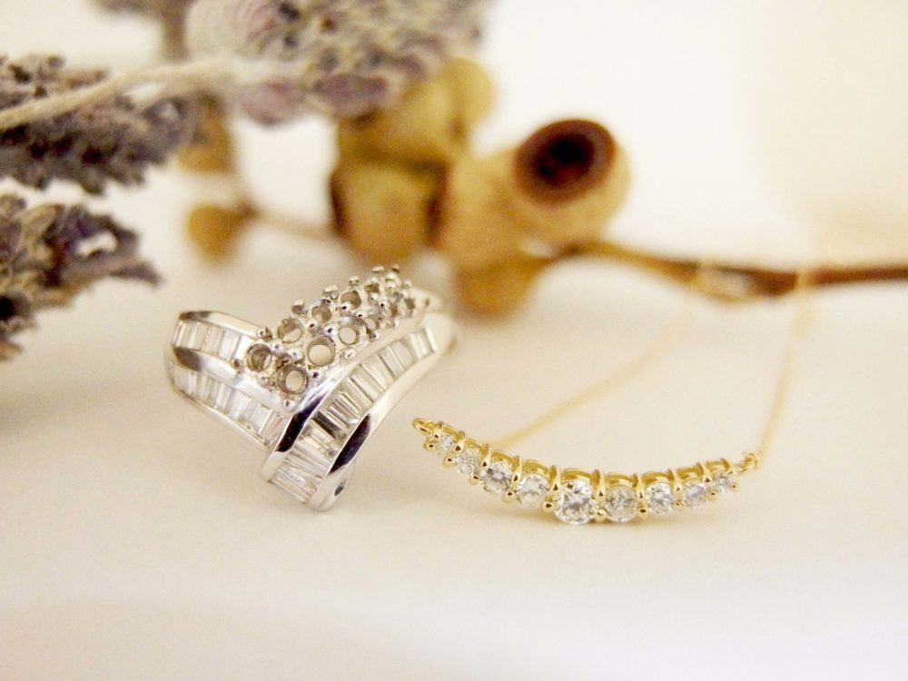 指輪がダイヤモンド連なるピンクゴールドのネックレス