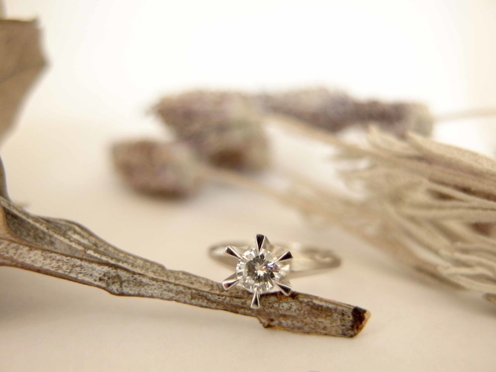 お母さんの縦爪のエンゲージリングのリフォーム