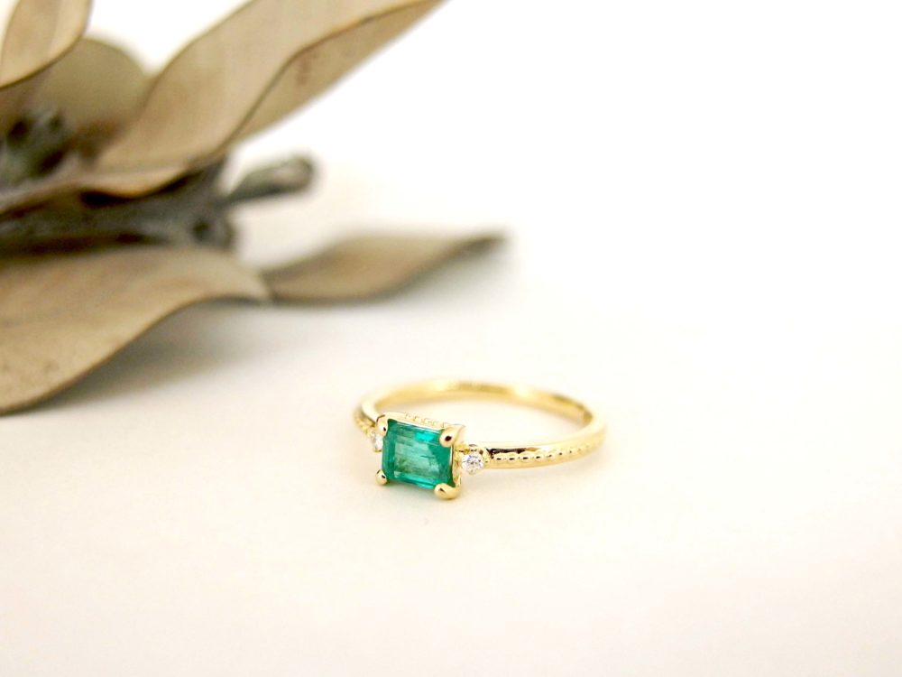 エメラルドの両サイドにはダイヤモンド♡の指輪