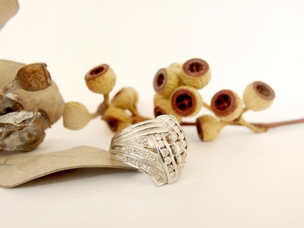 指輪に小さな宝石はたくさんあるんだけど…