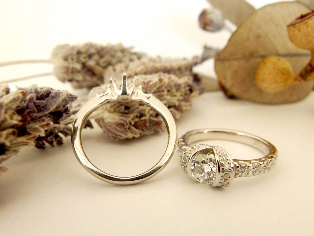 センターの大粒ダイヤモンドとメレダイヤを