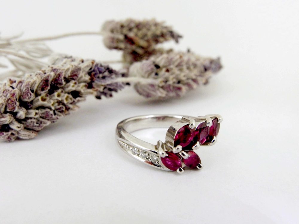 ゴージャスなルビーの指輪が華奢なリングに