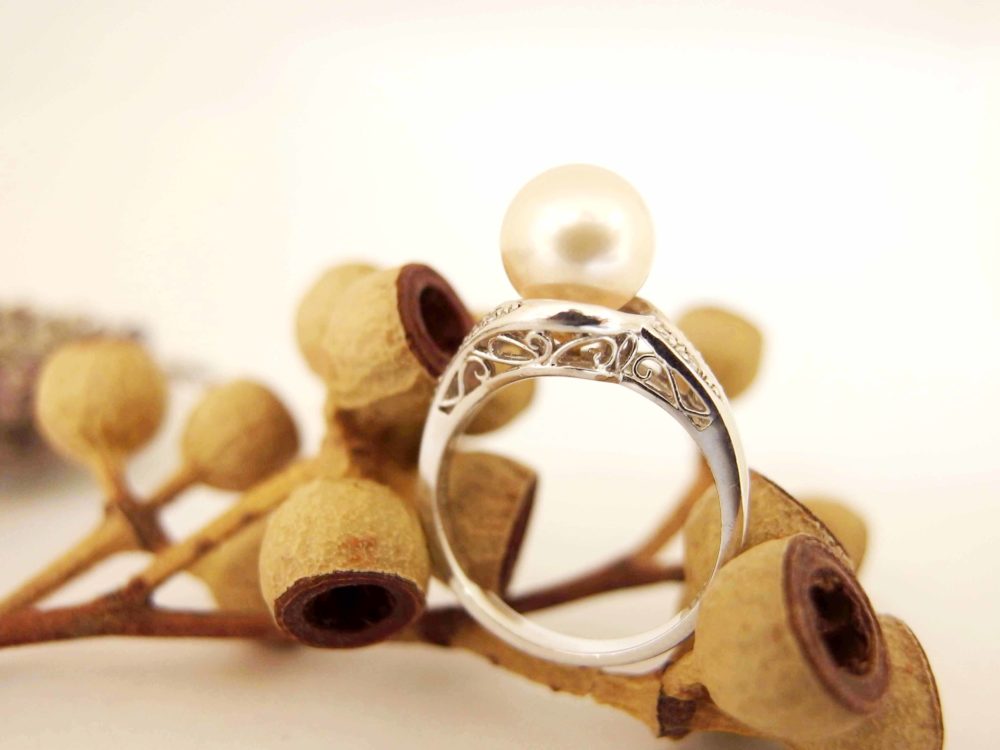パールの指輪がシンプルなネックレスに
