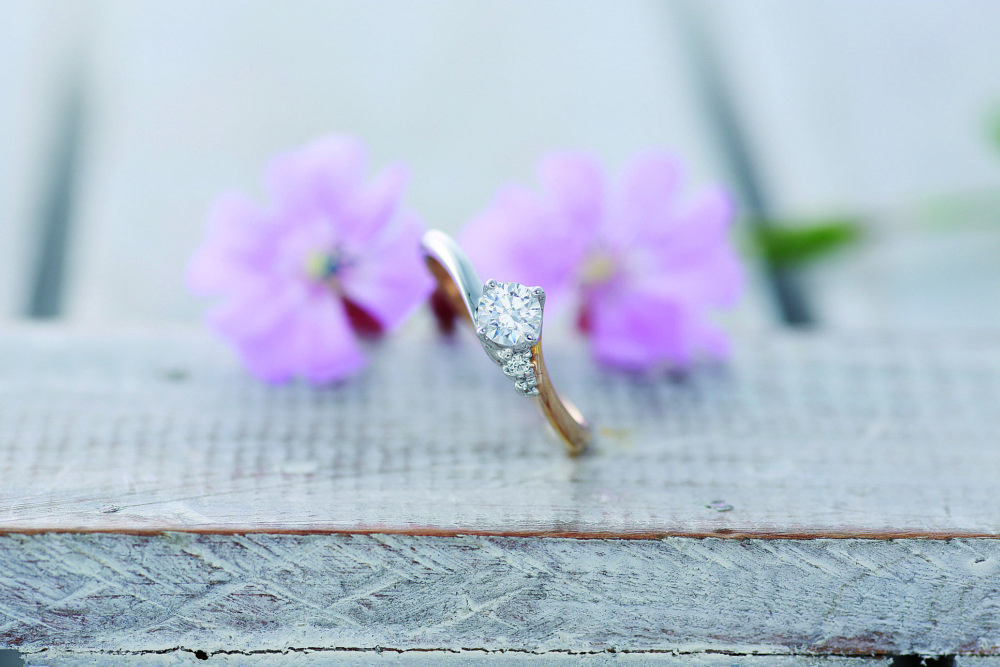 自分だけでは決められないエンゲージリング…