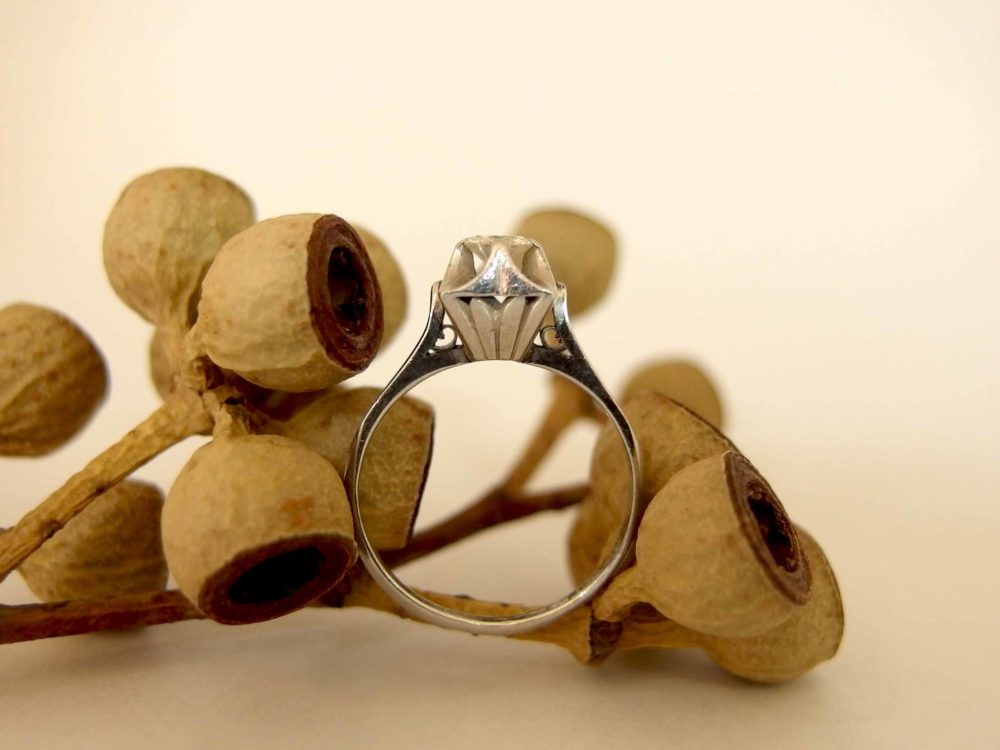 「お母さんがもう使わないから～」と婚約指輪を譲ってくれたそう。