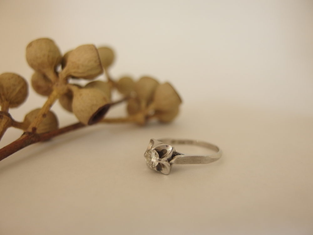 この婚約指輪の場合、モチーフは桔梗でした。