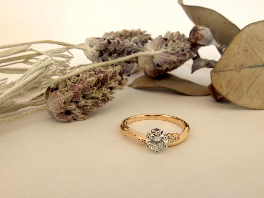 思い通りの婚約指輪ができて、満足そう。