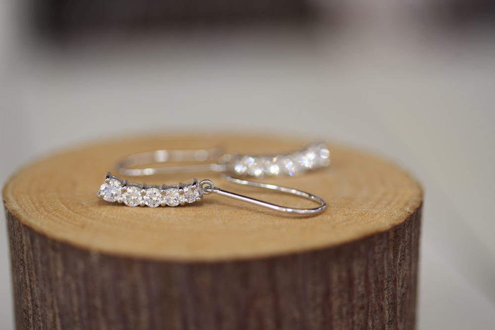 ダイヤモンドの指輪をピアスにリフォーム