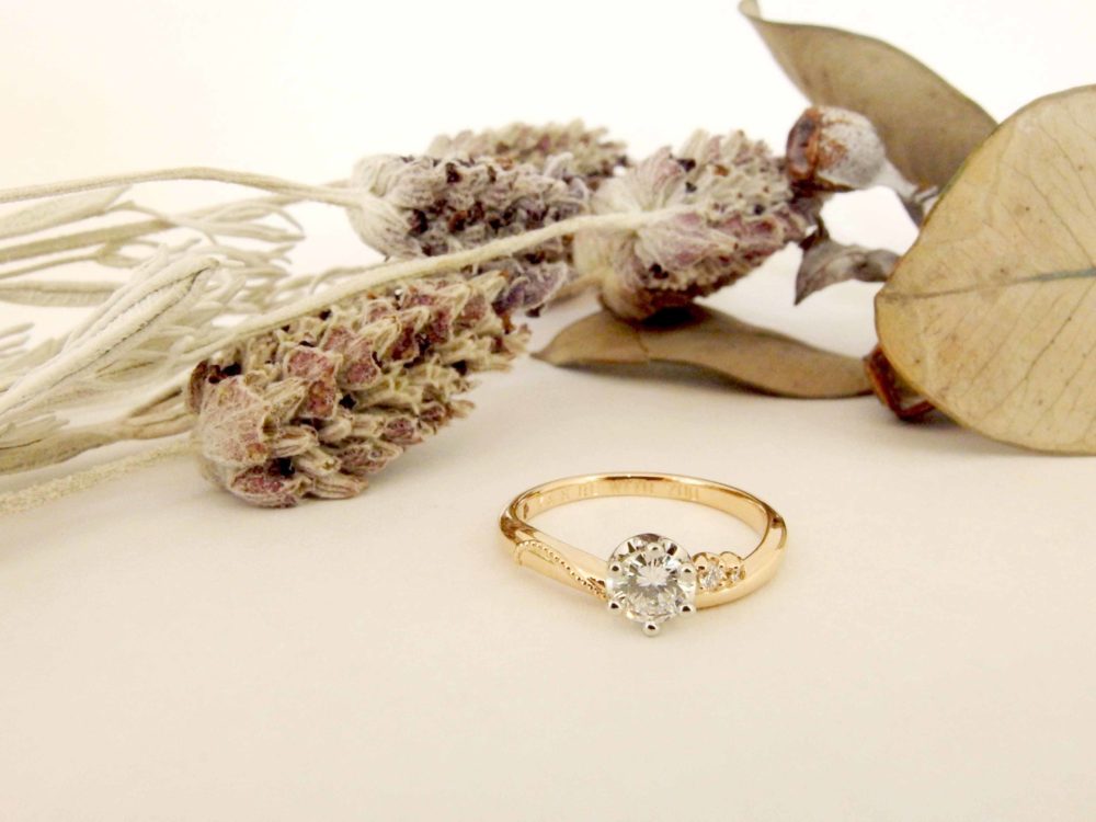 花嫁さんにぴったりな婚約指輪をご主人と一緒に。