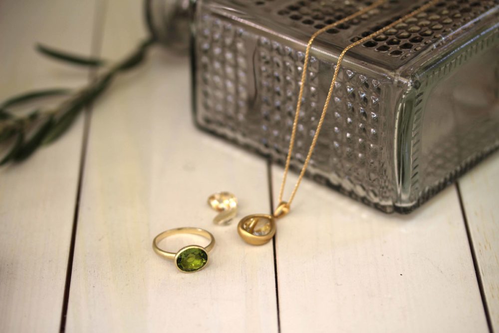 ぺリドットのイエローゴールドの指輪とネックレス枠