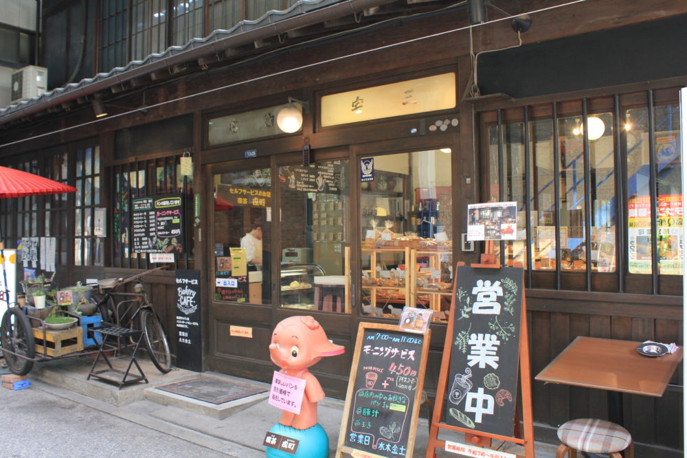 古きよき建物と共存している「パンと珈琲のお店 喫茶戎町」