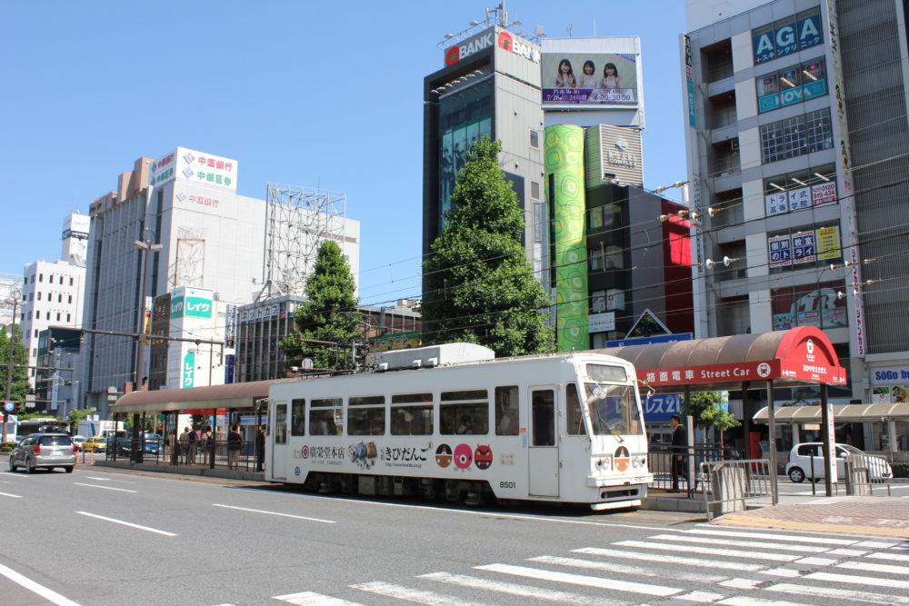 走っている市電も「お腰につけたきびだんご~♪」