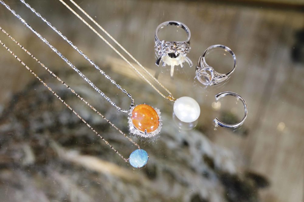 大きめの石がついたおばあちゃんの指輪をネックレスに♪