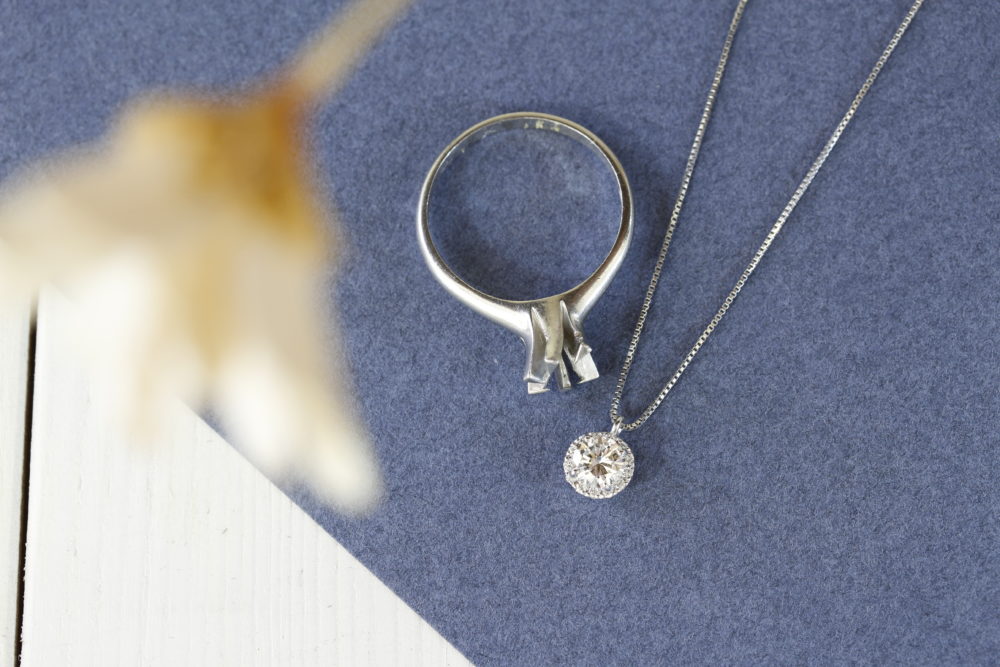 婚約指輪がプラチナのネックレスに