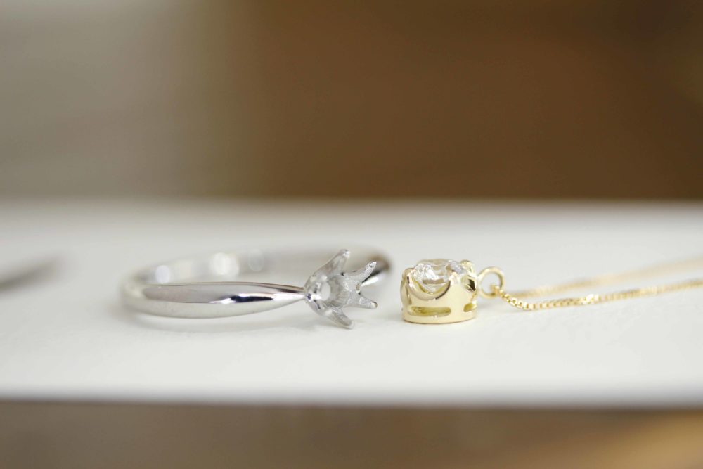 横から見るとティアラ型でかわいいネックレス