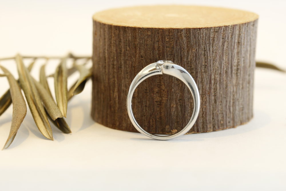 ダイヤの埋め込まれた指輪