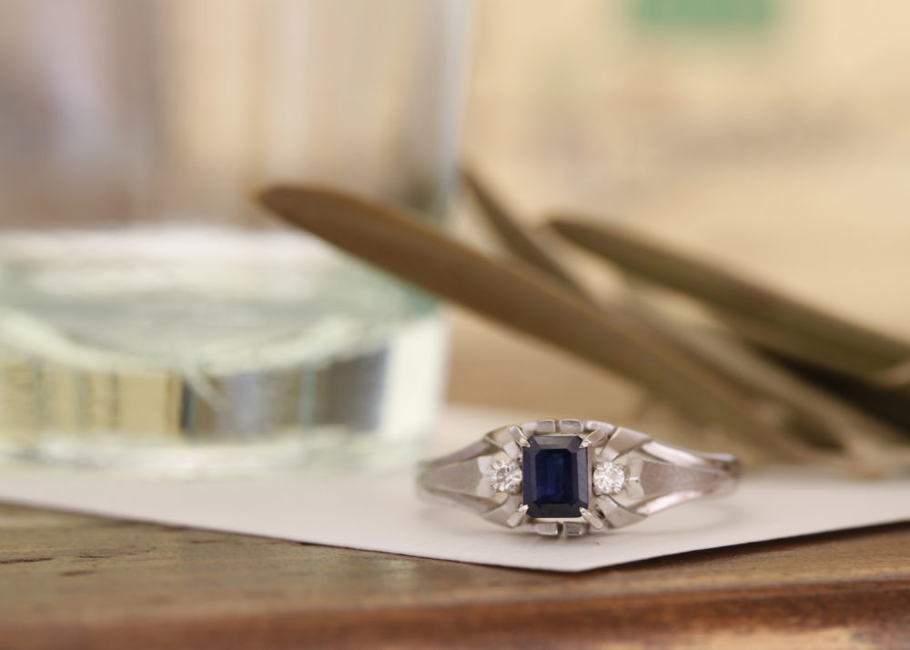 おばあちゃんの長方形のサファイヤがついた指輪