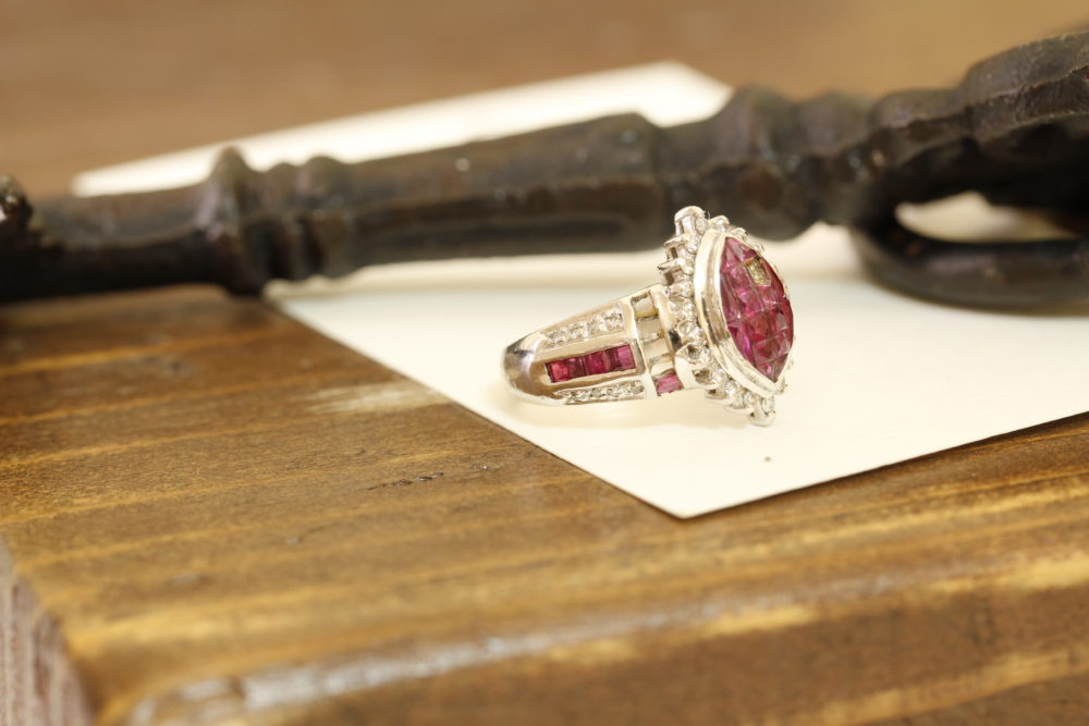 「直せるかしら?」とお持ちくださったのですが、土台の部分も破損し、石もないので