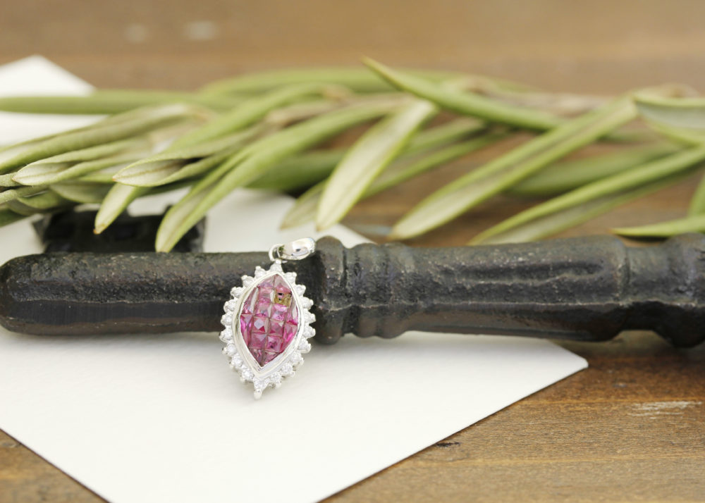 センターの部分をカットし、ネックレストップに